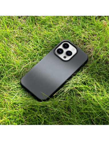 Mörkgrönt iPhone 15 Pro skal i veganläder, liggande på gräs med kameravyn synlig