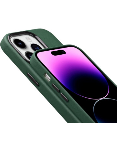 Mörkgrönt iPhone 15 Pro skal i veganläder, sett framifrån med skärm synlig och knappar i fokus
