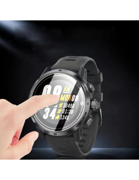 Garmin Enduro med härdat glas, finger som trycker på skärmen i detaljvy
