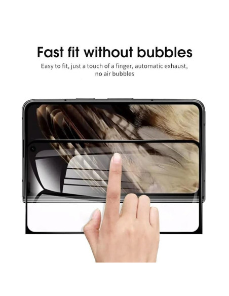 Närbild av en hand som applicerar skärmskyddet på Google Pixel Fold utan luftbubblor