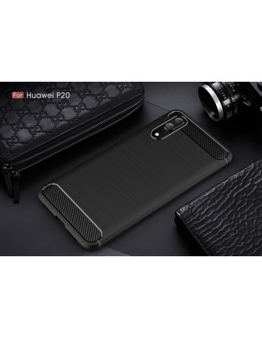Huawei P20 Pro SlimCarbon-skal i svart med kolfiberlook, placerat på en mörk yta