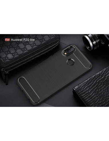 Huawei P20 Lite SlimCarbon-skal i svart, visat på en mörk yta med kamerautskärning och texturerad design