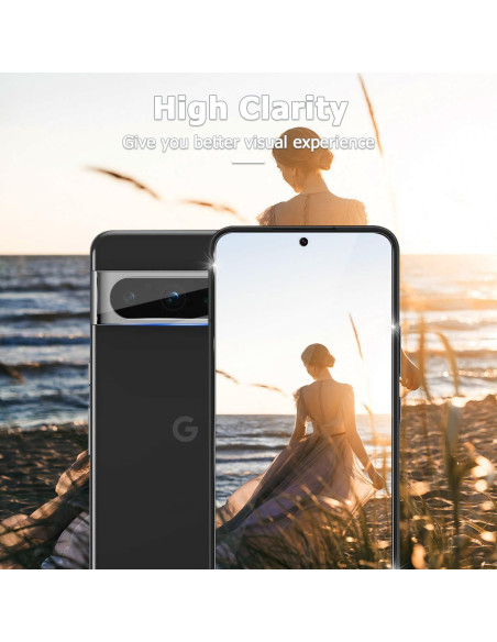 Google Pixel 8 Pro med härdat glas i en utomhusmiljö vid havet