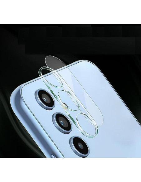 Närbild av härdat glaslinsskydd som skyddar kameran på Samsung Galaxy A05s
