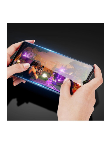Xiaomi Redmi 12C med härdat glas, visat i användning under spelande med två händer