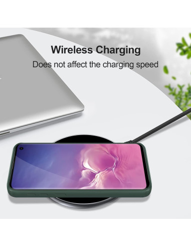 Samsung S10 Plus med mattgrönt gummiskal under trådlös laddning