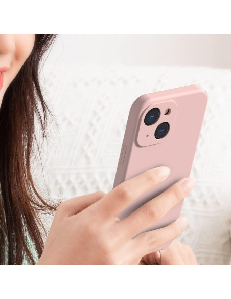 Mattrosa iPhone 15-skal med kameraskydd, hålls i handen för att visa användning