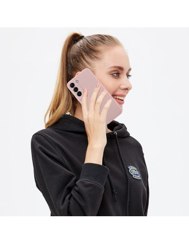 Mattrosa gummiskal för Samsung S23, hålls mot örat av en person i svart hoodie