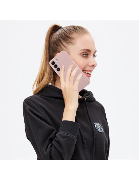 Mattrosa gummiskal för Samsung S23, hålls mot örat av en person i svart hoodie