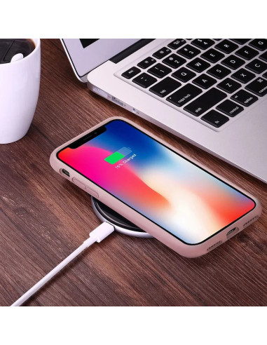 Rosa gummibelagt skal för iPhone XS Max, placerat på en trådlös laddare med telefonens skärm synlig