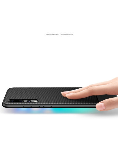 Närbild av svart FullCarbon skal för Huawei P20 Lite med hand som rör vid ytan