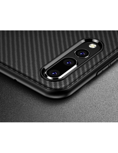 Detaljvy av svart FullCarbon skal för Huawei P20 Lite med fokus på kamerautskärning
