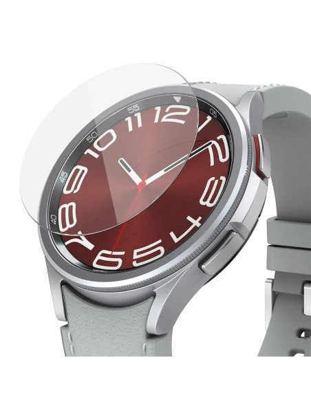 Närbild av skärmskydd i härdat glas monterat på Galaxy Watch 6 med röd urtavla