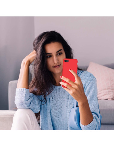 Röd gummibelagt skal på iPhone 7/8/SE2/SE3, hålls av en person i en avslappnad miljö