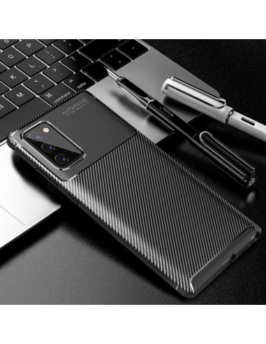 Samsung Note 20 skal i fullcarbon sett på en svart bakgrund med tangentbord och penna