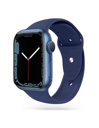 Mörkblått silikonarmband monterat på en Apple Watch, visande tydlig design och passform