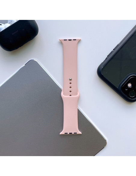 Rosa silikonarmband för Apple Watch, sett ovanifrån med detaljerad vy av spännet