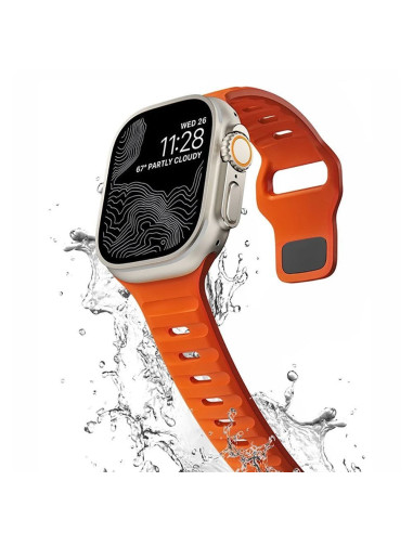 Ljusgrått Titan's Grip armband i detaljvy, med Apple Watch och aktivitetsdisplay