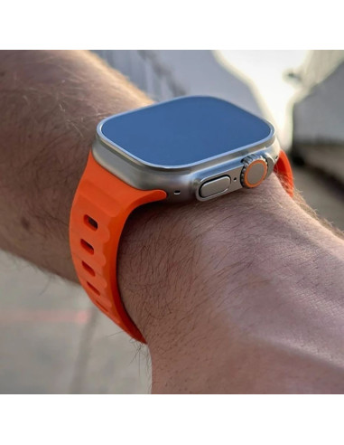 Rosa silikonarmband för Apple Watch, närbild av armbandet på handleden