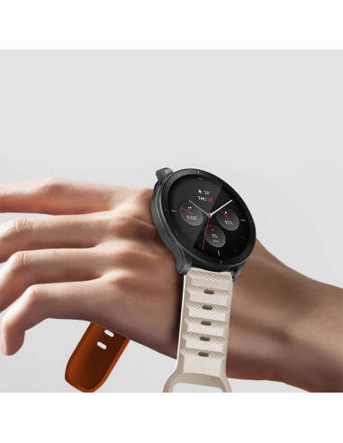 Titan's Grip klockarmband monterat på hand med svart och vitt mönster
