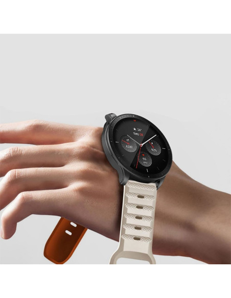 Titan's Grip klockarmband monterat på hand med svart och vitt mönster