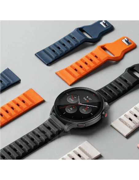 Mörkgrått Titan's Grip armband placerat på en smartwatch med andra armband i bakgrunden