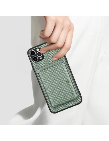 Grönt iPhone 11 Pro-skal med korthållare, hålls i handen med fokus på baksidan
