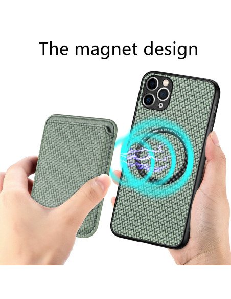 Grönt iPhone 11 Pro-skal med magnetisk korthållare, hålls i handen med fokus på magnetdesignen