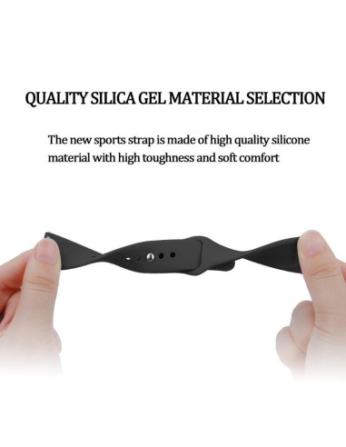 Svart silikonarmband hålls i handen, med fokus på de flexibla ändarna och materialets struktur