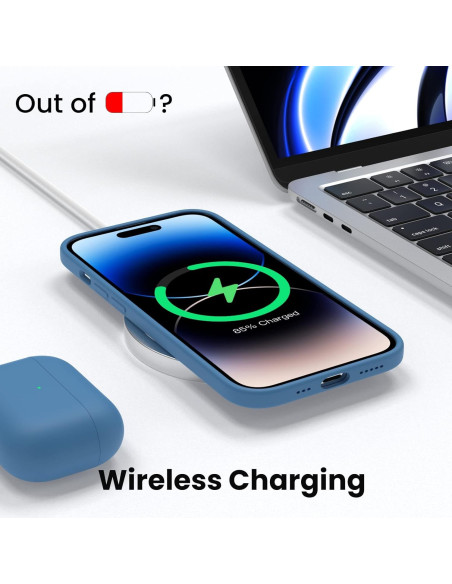 iPhone 15 Pro med blått gummiskal som laddas trådlöst, visande batteriindikator