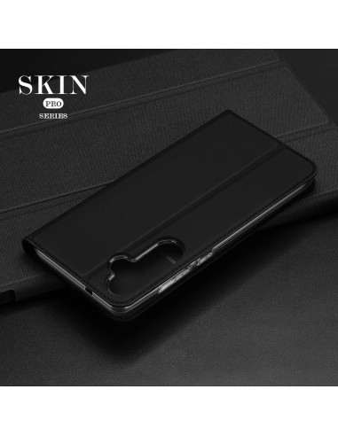 Svart fodral för Samsung S24 Plus, sett snett uppifrån med stängd design och kamerautskärning