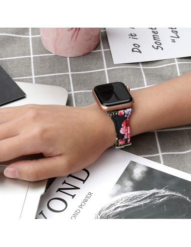 Svart floral klockarmband Mercy 20mm på hand, med klocka och blommönster i fokus