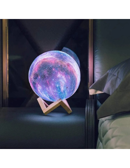 3D Mån Nattlampa med galaxdesign på träställning, placerad på nattduksbord