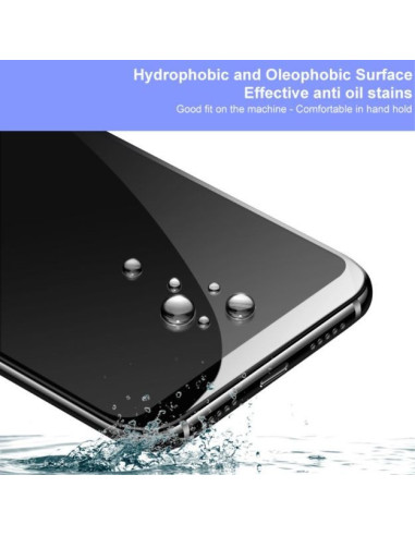 Närbild av Motorola Moto E13 med härdat glas, visar vattenavvisande yta och detaljer vid kanten